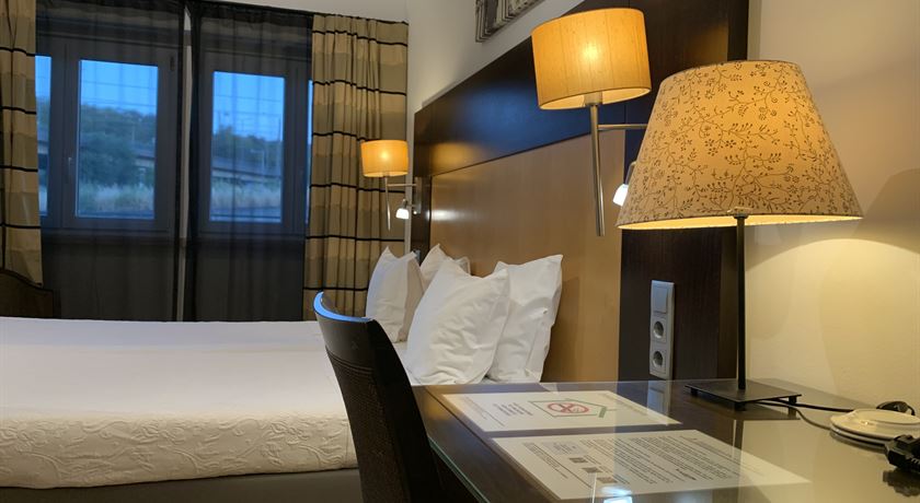 Economy Twin Room with Private External Bathroom