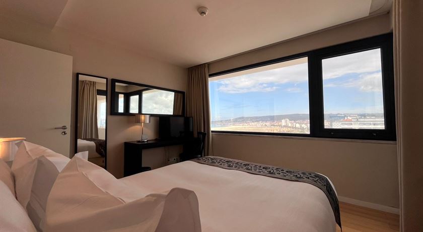 Family Suite | Mountain and Sea View