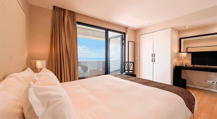 Double Room with a Balcony Offering Views of the Sea and River